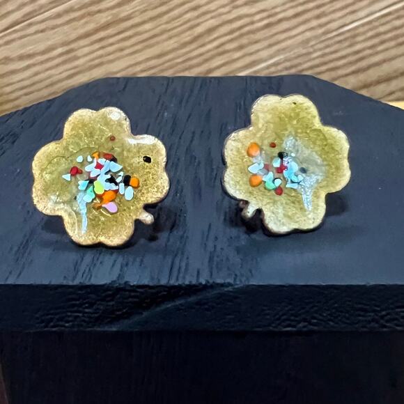 Vintage Jewelry - Vintage Handcrafted Earrings Clover Clip On Screw Gold Tone Speckled Center